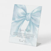 おむつラッフルエンクロージャカードブルーボウベビーシャワー 台座サイン (正面)