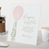 おむつラッフルサインピンクバルーンガールベビーシャワー 台座サイン (インサイチュ)