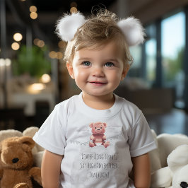 おむつ山の上にかわいいテディベア1st誕生日 ベビーTシャツ