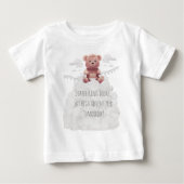おむつ山の上にかわいいテディベア1st誕生日 ベビーTシャツ (正面)