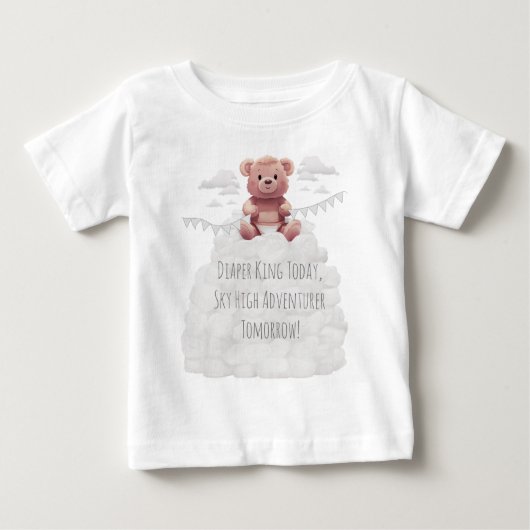 おむつ山の上にかわいいテディベア1st誕生日 ベビーTシャツ (正面)