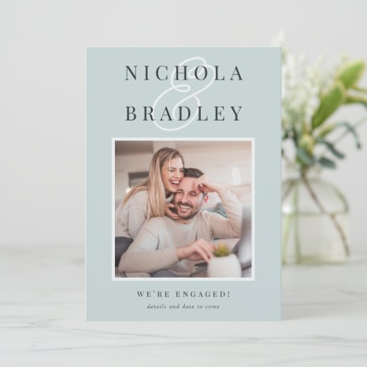 おめでたいニュース | 写真付きエンゲージメントカード 案内状 (スタンド正面)