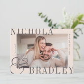 おめでたいニュース | 写真付きエンゲージメントカード 案内状 (スタンド正面)