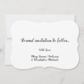 おめでたい日をお知らせします - ゴールドの洗練されたタイポグラフィーの結婚式 セーブザデート (裏面)