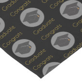 おめでとうが黒いグラッドキャップパターンで卒業 ショートテーブルランナー (コーナー)