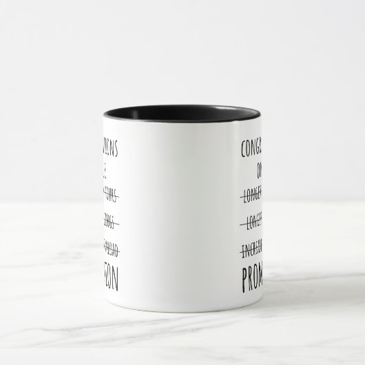 おめでとうございますおもしろいプロモーションの同僚 マグカップ (中央)