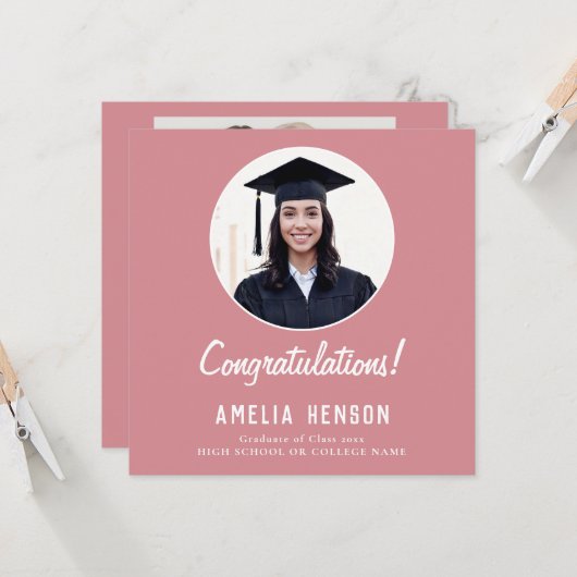 おめでとうございますピンクの卒業生2写真卒業 カード (正面/裏面インサイチュ)