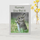 おめでとうございますベビーバニーカード カード (黄色い花)