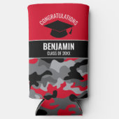 おめでとうございます赤ブラック卒業迷彩柄 スリム缶クーラー (正面)