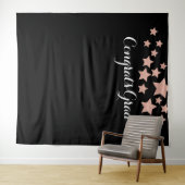 おめでとうございます 卒業生 ローズゴールド グリッター スターズ ブラックテープ タペストリー (インサイチュ(横))