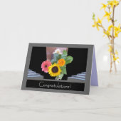 おめでとうございます – 花とグレー/黄色の階段 カード (黄色い花)