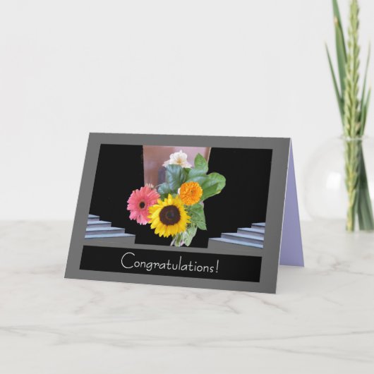 おめでとうございます – 花とグレー/黄色の階段 カード (正面)
