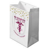 おめでとうございますRNナース大学院赤カドゥセウス ミディアムペーパーバッグ (正面アングル)