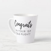 おめでとうのソロ飛行 – カスタマイズ可能なラテマグ カフェラテマグ (左アングル)