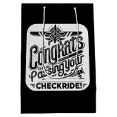 おめでとうのチェックライド通過! ミディアムペーパーバッグ (裏面)