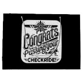 おめでとうのチェックライド通過！ ラージペーパーバッグ (裏面)