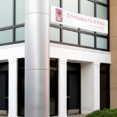 おめでとうグラッドフォトピンク文字卒業バナー 横断幕 (ビルの外側)