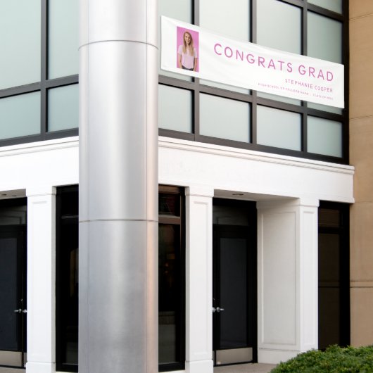 おめでとうグラッドフォトピンク文字卒業バナー 横断幕 (ビルの外側)