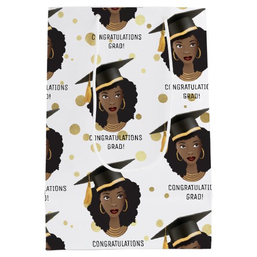 おめでとうグラード!黒い女性と卒業キャップ ミディアムペーパーバッグ (裏面)