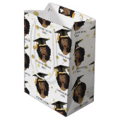 おめでとうグラード!黒い女性と卒業キャップ ミディアムペーパーバッグ (裏面アングル)