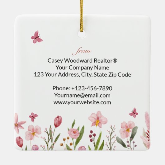 おめでとうパーソナライズされた不動産仲介業者ピンクの花 セラミックオーナメント (裏面)
