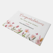 おめでとうパーソナライズされた不動産仲介業者ピンクの花 ドアマット (アングル)