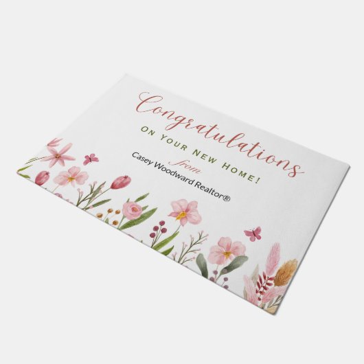 おめでとうパーソナライズされた不動産仲介業者ピンクの花 ドアマット (アングル)