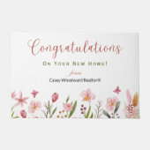 おめでとうパーソナライズされた不動産仲介業者ピンクの花 ドアマット (正面)