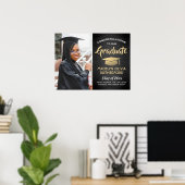 おめでとうフォトブラシ付きブラックと金ゴールドの卒業 ポスター (ホームオフィス)