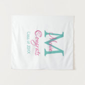 おめでとう卒業生名イニシャルグリーンピンクブルーt タペストリー (正面(横))