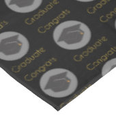 おめでとう大学院生とブラック・グラッド・キャップ・パターン テーブルクロス (アングル)