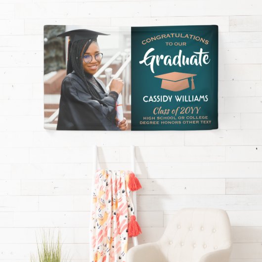 おめでとう1写真ティール(緑がかった色)とフェイク銅卒業 横断幕 (インサイチュ)