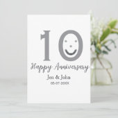 おめでとう10周年名前日付グレー太字絵文字 招待状 (スタンド正面)