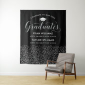 おめでとう2人卒業生ブラックシルバー紙吹雪パーティー タペストリー (インサイチュ)