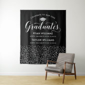おめでとう2人卒業生ブラックシルバー紙吹雪パーティー タペストリー (インサイチュ)