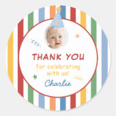 おめでとう！カラフルストライプの男の子1歳の誕生日 ラウンドシール (正面)