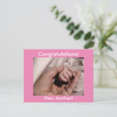 おめでとう 新しいお母さんとピンクの赤ちゃんの女の子 ポストカード (スタンド正面)