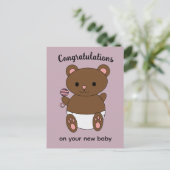 おめでとう　新生児の女の子クマちゃん ピンク ポストカード (スタンド正面)
