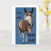 おもしろいあくびをする馬の誕生日カード – あなたは歳を知っている カード (黄色い花)