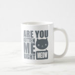 おもしろいおもしろいは私を右Meow Mugに引っ掛ける コーヒーマグカップ<br><div class="desc">言葉クール付き文字デザインおもしろいことわざAre You Kitten Me Right Meowと可愛いかわいいKitten顔。</div>