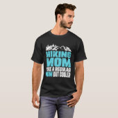 おもしろいお母さん普通の母親みたいだけどクール笑う Tシャツ (正面フル)
