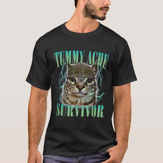 おもしろいお腹の痛い生き残り猫ミームことわざ猫愛 Tシャツ (正面)