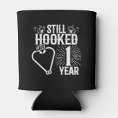 おもしろいかわいい1周年記念結婚したカップル1 缶クーラー (裏面)