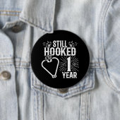 おもしろいかわいい1周年記念結婚したカップル1 缶バッジ (インサイチュ)