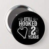 おもしろいかわいい2周年記念結婚したカップル2 缶バッジ (正面&裏面)