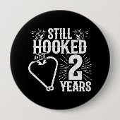 おもしろいかわいい2周年記念結婚したカップル2 缶バッジ (正面)