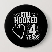 おもしろいかわいい4周年記念結婚したカップル4 缶バッジ (正面)