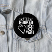 おもしろいかわいい8周年記念結婚したカップル8 缶バッジ (インサイチュ)