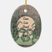 おもしろいがリリー・パッド・ムーンでグリーンカエルのカップルを議論 セラミックオーナメント (正面)