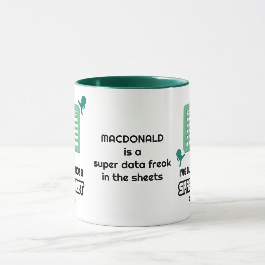 おもしろいが既にそのデータのスプレッドシートを作成している マグカップ (中央)